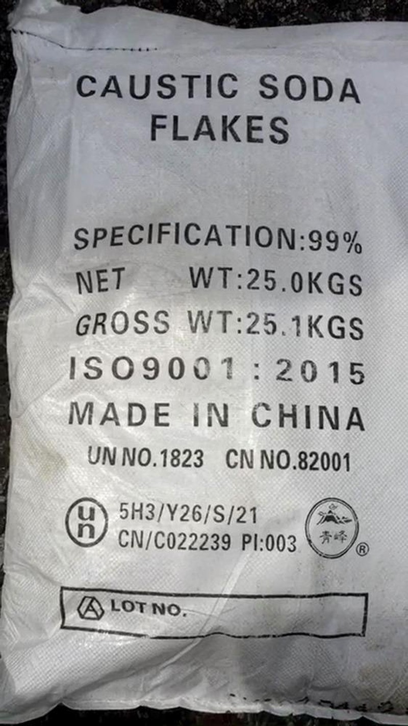 Nhãn dán trên các bao hóa chất ghi Made in China nhưng chưa xác định được nơi xuất và nhập vào Việt Nam qua đường, cửa ngõ nào. Ảnh: CACC