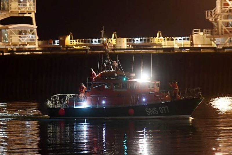 Tàu cứu hộ của Pháp ở Calais. Ảnh: PA