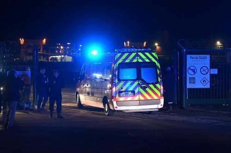 Xe cấp cứu được huy động tới cảng Calais, Pháp tối 24/11. Ảnh: The Guardian