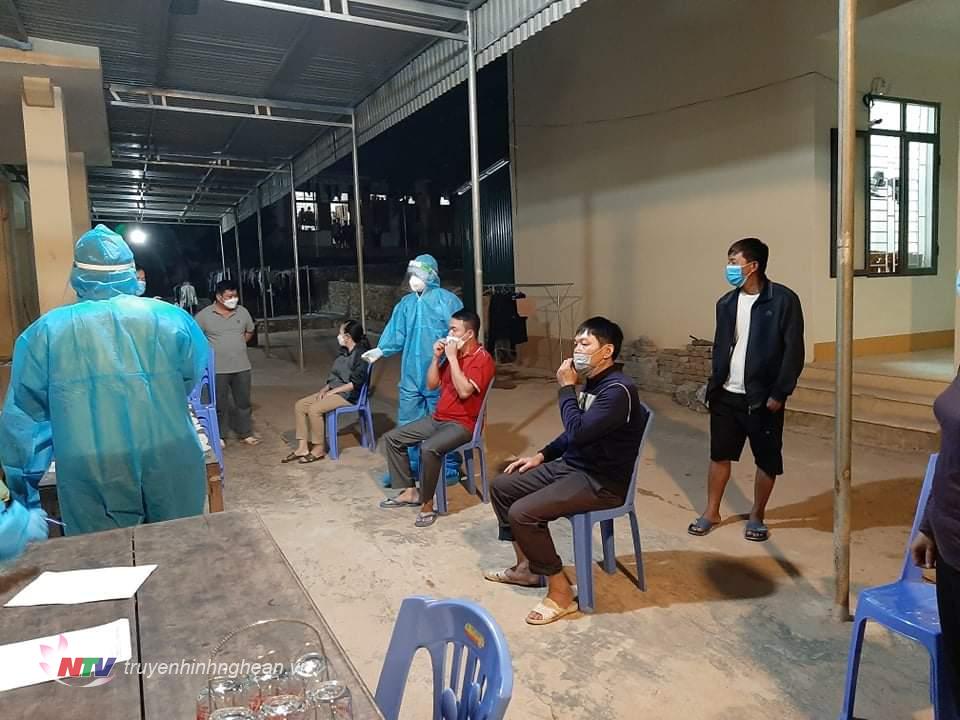 Lấy mẫu xét nghiệm cho người dân xã Nhôn Mai, huyện Tương Dương.