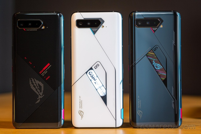 Từ trái sang: ROG Phone 5, ROG Phone 5 Ultimate và ROG Phone 5s Pro. (Ảnh: The Verge)
