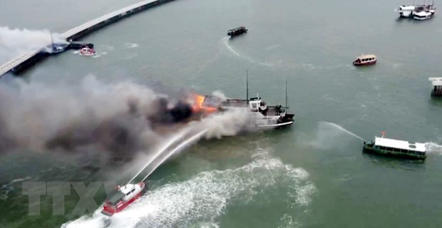 Lực lượng chức năng nỗ lực dập đám cháy tàu du lịch trên vịnh Hạ Long. 
