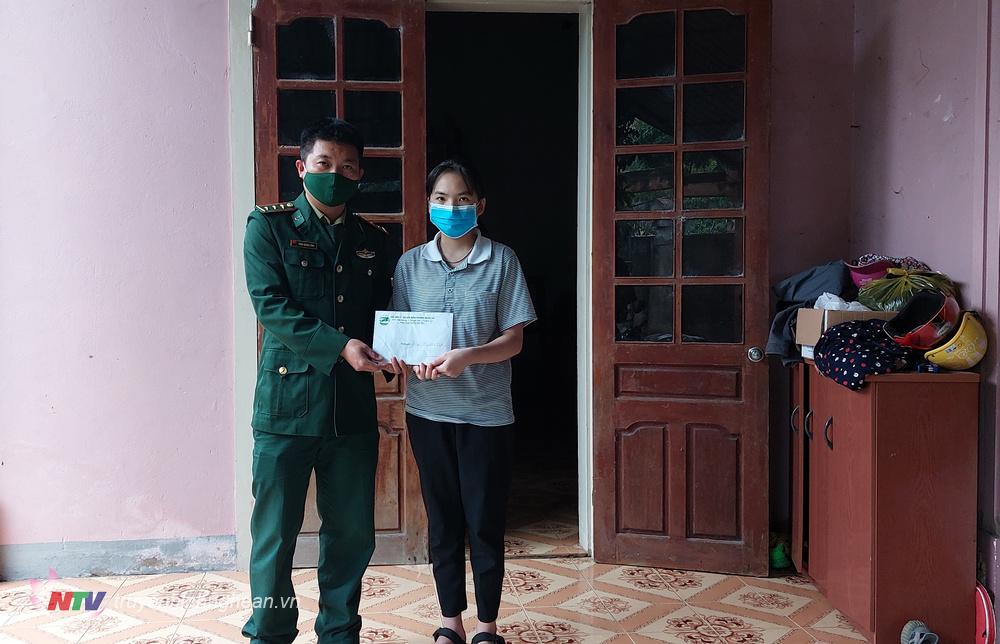 Hải đội 2 (BĐBP Nghệ An) trao học bổng “Nâng bước em tới trường” cho học sinh nghèo vượt khó