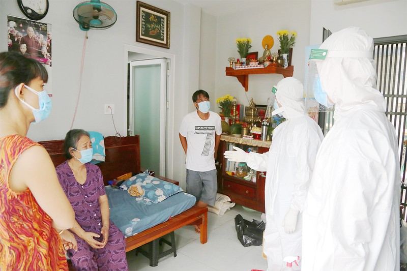 Nhân viên Trạm y tế lưu động đến tận nhà thăm khám cho người mắc COVID-19 tại phường 12, quận Bình Thạnh, TP.HCM.  