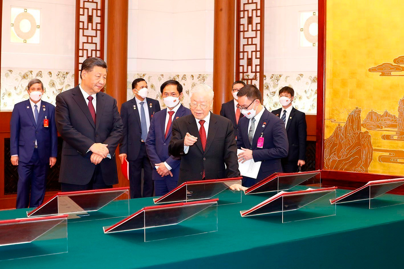 Tổng Bí thư Nguyễn Phú Trọng cùng Tổng Bí thư, Chủ tịch Trung Quốc Tập Cận Bình đã chứng kiến 13 văn bản được ký kết thuộc nhiều lĩnh vực quan trọng.