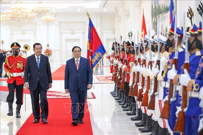 Thủ tướng Phạm Minh Chính và Thủ tướng Vương quốc Campuchia Samdech Techo Hun Sen duyệt đội danh dự Quân đội Hoàng gia Campuchia. Ảnh: Dương Giang/TXVN