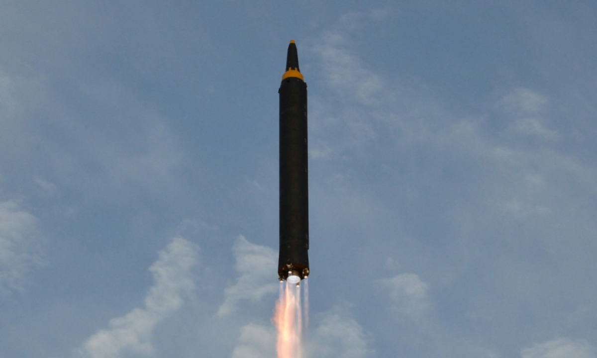 Tên lửa đạn đạo tầm xa Hwasong-12 được Triều Tiên phóng thử hồi tháng 1. Ảnh: KCNA.