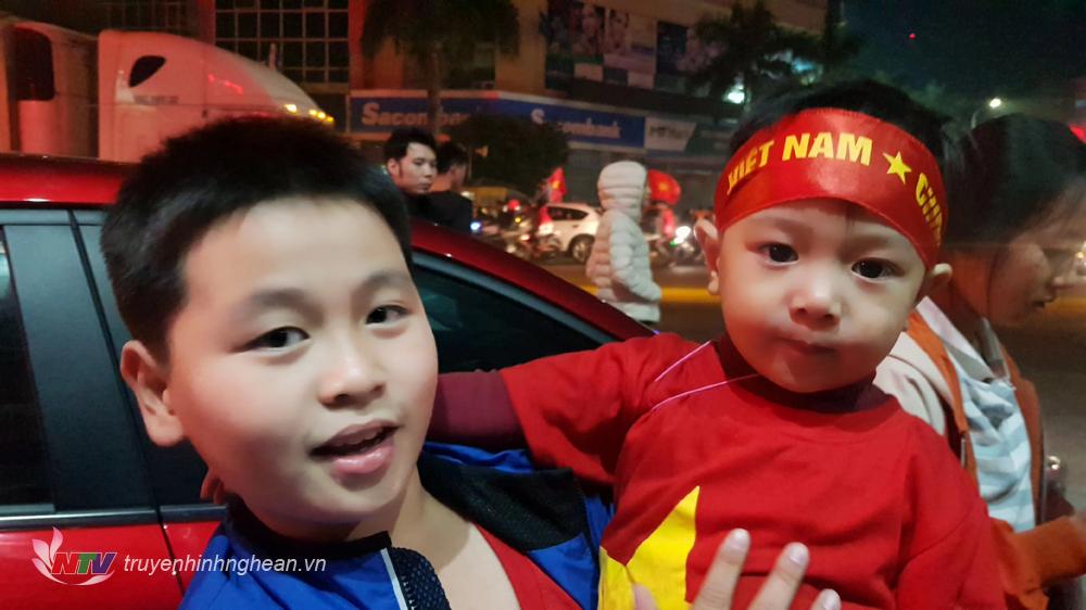 Từ người già đến trẻ nhỏ đều đổ ra đường mừng chiến thắng đội tuyển bóng đá U22 Việt Nam