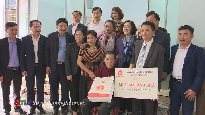 Trưởng Ban Dân vận TW Trương Thị Mai trao tặng nhà tình nghĩa tại Nghệ An