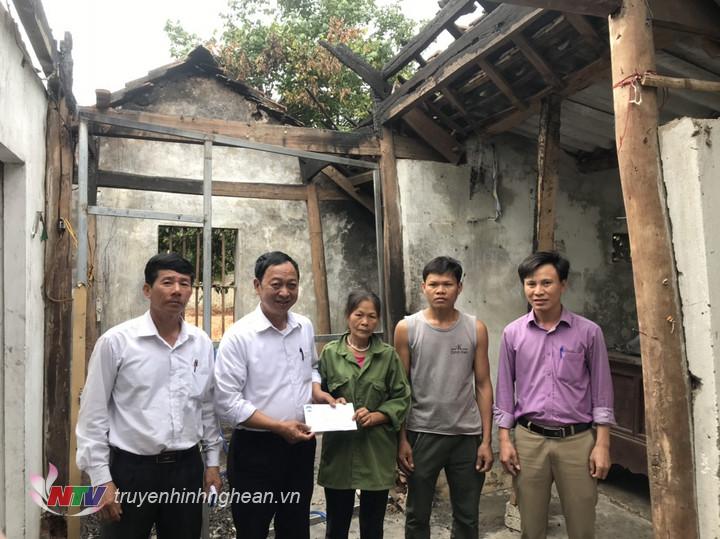Nghi Lộc: Trao 12 triệu đồng cứu trợ cho hộ gia đình bị cháy nhà