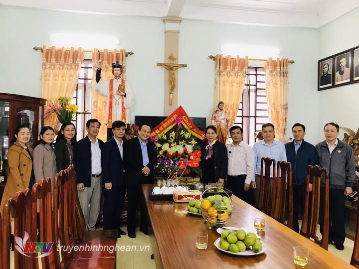 Các huyện Con Cuông, Đô Lương chúc mừng các giáo họ nhân ngày lễ Giáng sinh