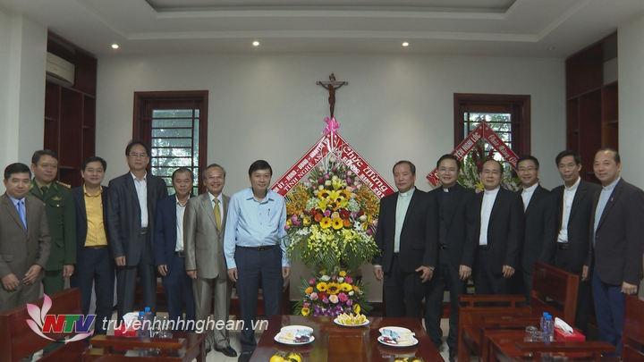 Phó Chủ tịch UBND tỉnh Lê Hồng Vinh chúc mừng Đại Chủng viện Vinh – Thanh và Giáo Hạt Xã Đoài nhân dịp lễ Giáng sinh