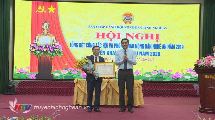 Đồng chí Phó Chủ tịch UBND tỉnh Hoàng Nghĩa Hiếu trao Huân chương lao động hạng Ba cho đồng chí Nguyễn Quang Tùng, Chủ tịch Hội Nông dân tỉnh.