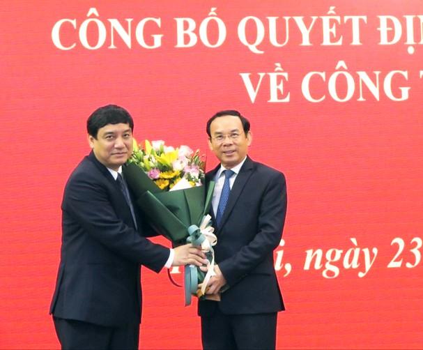 Đồng chí Nguyễn Văn Nên - Bí thư Trung ương Đảng, Chánh Văn phòng Trung ương Đảng tặng hoa chúc mừng đồng chí Nguyễn Đắc Vinh. 