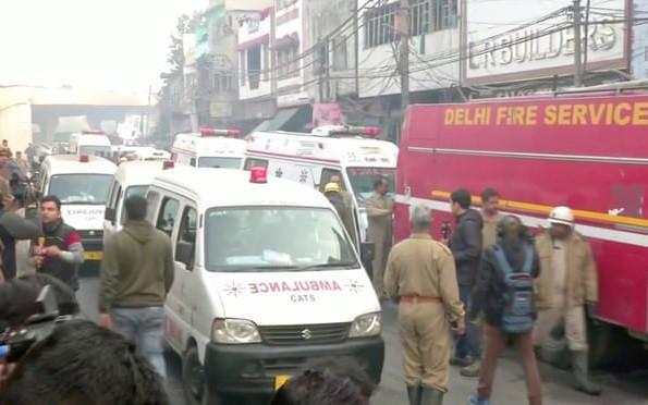  Xe cứu thương tại khu vực xảy ra hỏa hoạn ở Ấn Độ. 