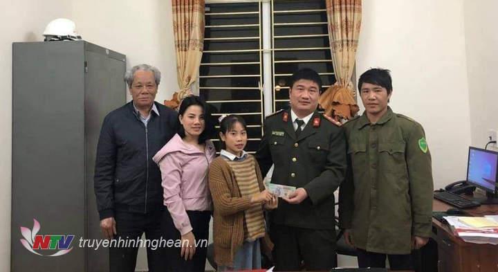  Em Ngô Thị Hồng Hà cùng mẹ bàn giao số tiền 23 triệu đồng cho Ban công an xã Quỳnh Hồng.