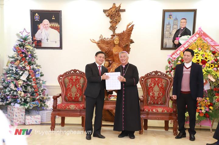 Giám mục Anphong Nguyễn Hữu Long - Giám mục Giáo phận Vinh tặng quà và bày tỏ cảm ơn lãnh đạo tỉnh.