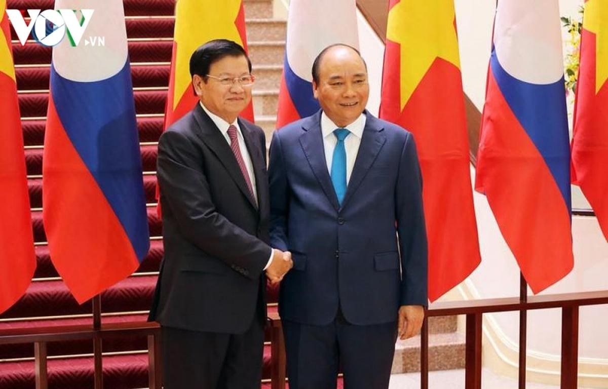 Thủ tướng Lào Thongloun Sisoulith bắt tay Thủ tướng Nguyễn Xuân Phúc trong chuyến thăm chính thức Việt Nam hồi tháng 10/2019. 