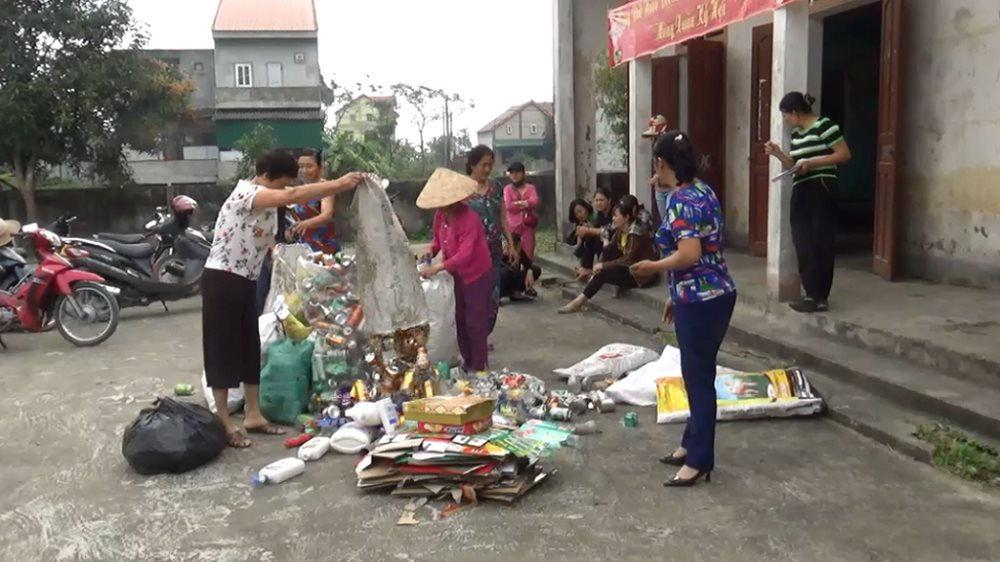 Hội phụ nữ xã Nghi Thạch (huyện Nghi Lộc) thu gom phế liệu bán tái chế để mua thẻ BHYT cho hội viên có hoàn cảnh khó khăn.