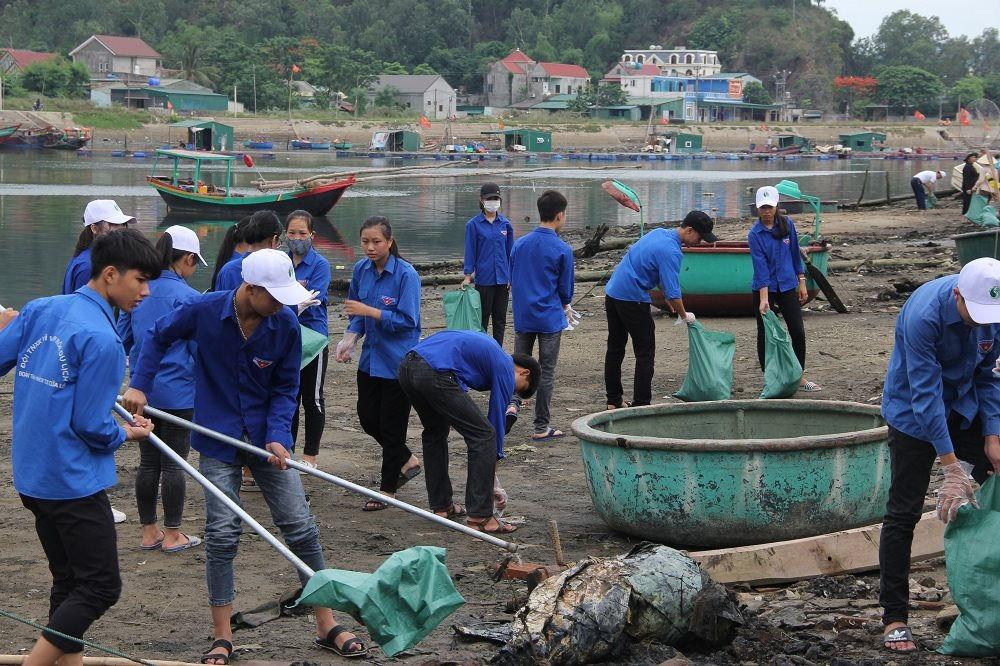 Làm sạch ven biển Cửa Lò.