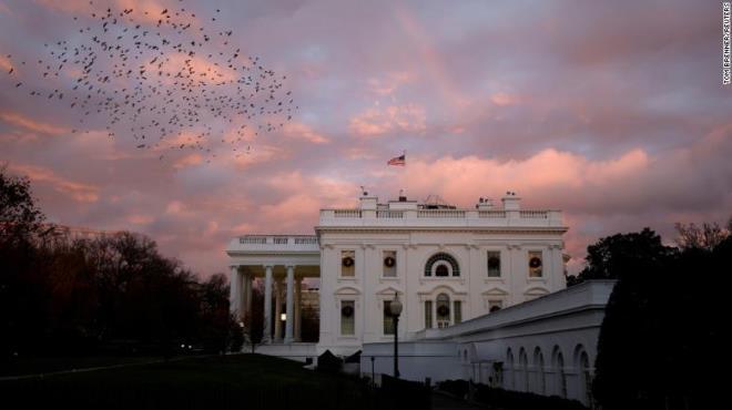 Nhiều nhân viên rời Nhà Trắng dù Tổng thống Trump vẫn chưa chịu nhượng bộ. (Ảnh: CNN)