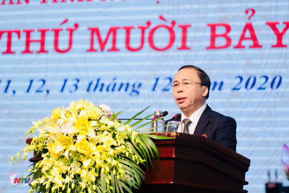 Ông Phạm Văn Hóa - Thư ký kỳ họp trình bày Dự thảo nghị quyết về kế hoạch phát triển kinh tế - xã hội năm 2021 