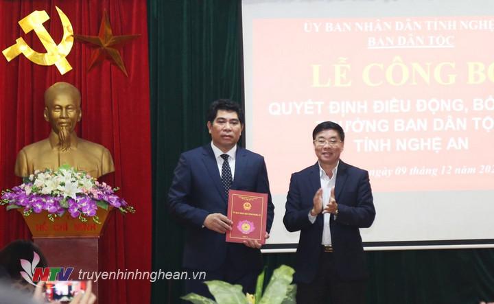 Phó Bí thư Thường trực Tỉnh ủy Nguyễn Văn Thông trao quyết định, chúc mừng tân Trưởng Ban Dân tộc tỉnh. 