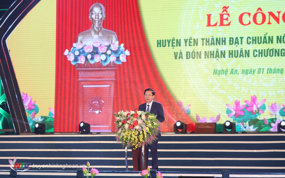 Đồng chí Phan Văn Tuyên – Phó Bí thư huyện ủy, Chủ tịch UBND huyện trình bày Báo cáo quá trình xây dựng Huyện đạt chuẩn Nông thôn mới.