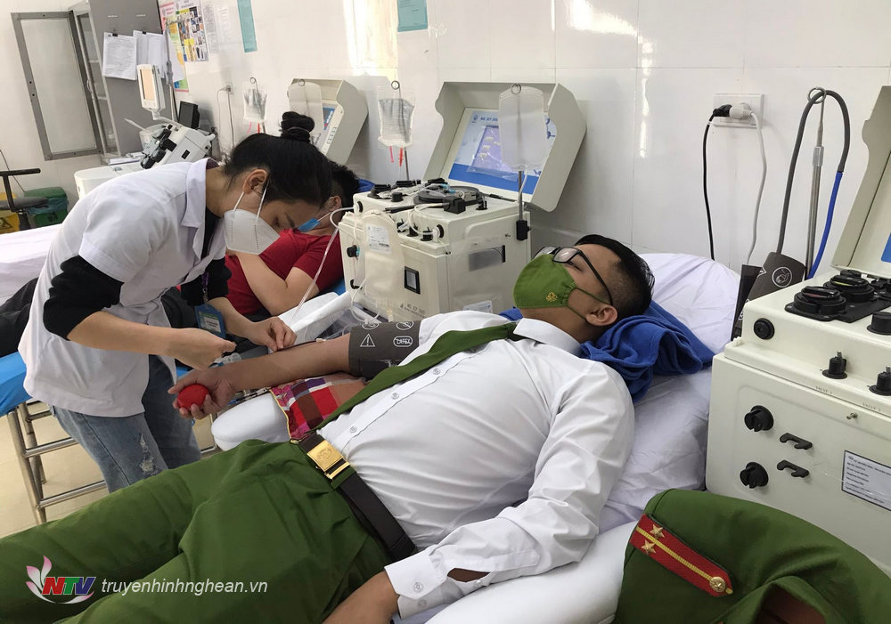  Trung uý Vũ Quốc Quân có mặt kịp thời hiến máu nhằm cứu chữa bệnh nhân