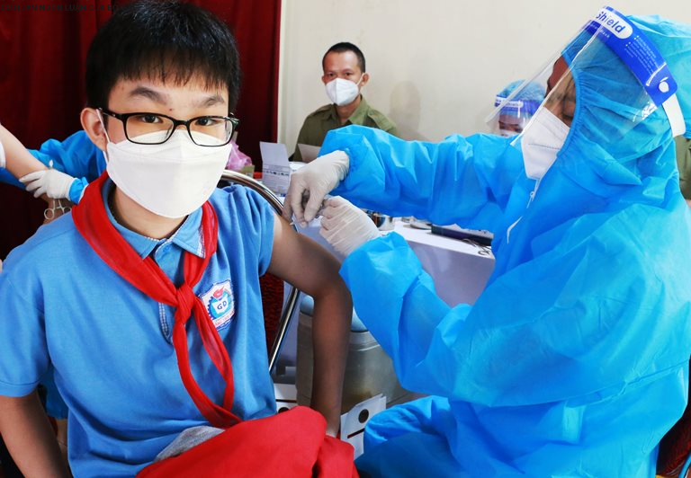  Tiêm vaccine cho học sinh THCS trên địa bàn TP Vinh.