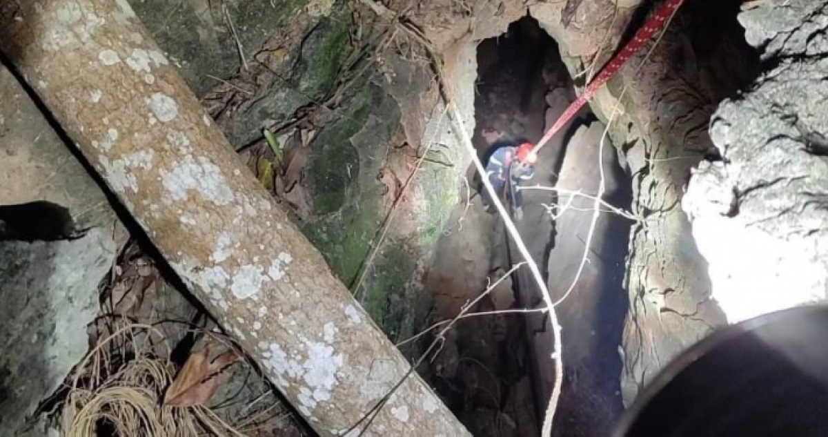 Lực lượng Cảnh sát PCCC&CNCH Công an tỉnh Cao Bằng phải đu dây xuống hang sâu hơn 50m để tìm thi thể nạn nhân tự tử