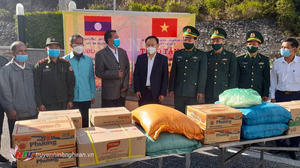  Đoàn công tác của UBND huyện Thanh Chương (Nghệ An) trao tặng lương thực, thực phẩm cho nhân dân cụm bản Nậm On, huyện Xay Chăm Phon, tỉnh Bô Ly Khăm Xay, Lào. 