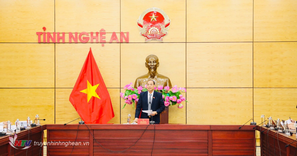  Đồng chí Vi Hòe - Bí thư huyện ủy Kỳ Sơn chủ trì điều hành phiên thảo luận.