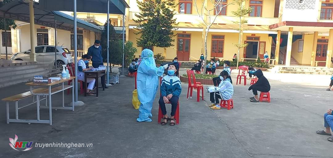 Lấy mẫu xét nghiệm cho học sinh xã  Châu Nhân, huyện Hưng Nguyên.