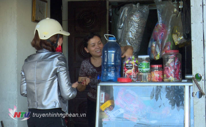 Chị Nguyễn Thị Nhi ở khối 7 Thị Trấn Tân Kỳ mở cửa hàng tạp hóa mưu sinh