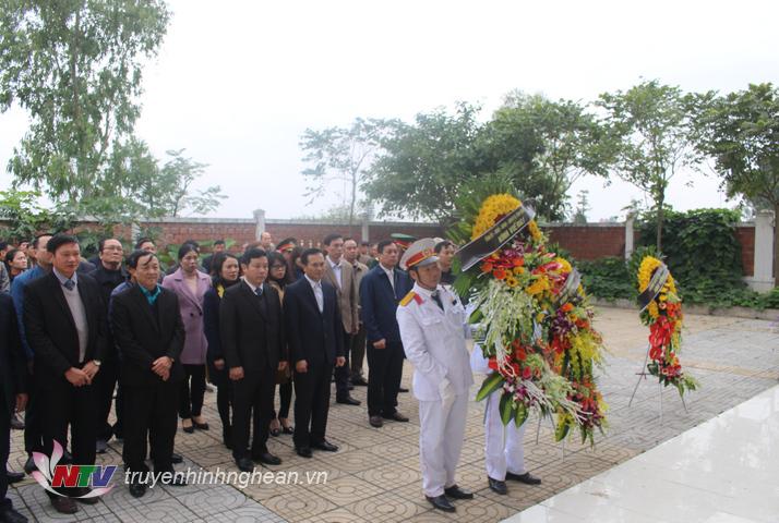  Đoàn lãnh đạo tỉnh Nghệ An, huyện Quỳnh Lưu dự lễ.