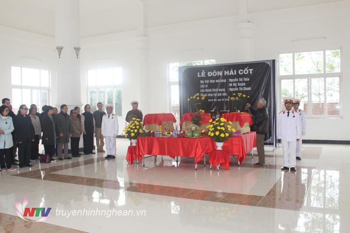 Lễ đón nhận hài cốt được diễn ra tại nhà tang lễ ở xã Quỳnh Đôi (Quỳnh Lưu).