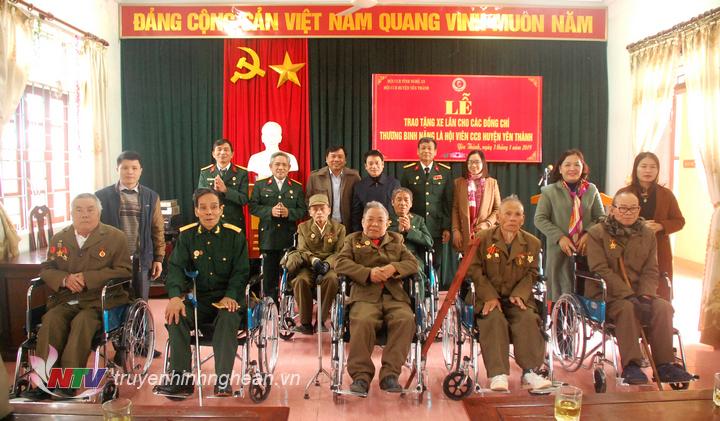 43 thương binh nặng ở huyện Yên Thành đượng Hội CCB Nghệ An tặng xe lăn
