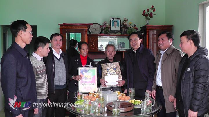 : Ông Đoàn Hồng Vũ – Giám đốc sở LĐ TB&XH Nghệ An cùng lãnh đạo huyện Yên Thành đến thăm và tặng 10 triệu đồng cho gia đình thương binh Thái Văn Khế, xã Quang Thành.