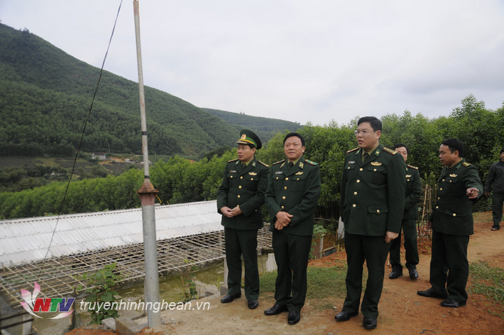 Thiếu tướng Lê Như Đức thăm trại tặng gia sản xuất của đơn vị.