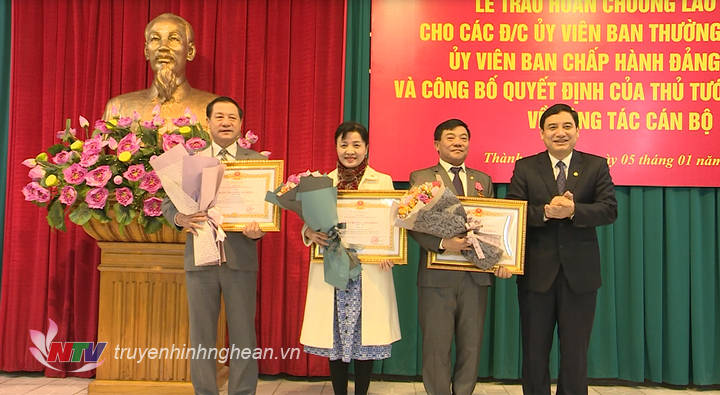 Bí thư Tỉnh ủy Nguyễn Đắc Vinh trao Huân chương Lao động Hạng Nhì cho các đ/c Ủy viên BTV Tỉnh ủy.
