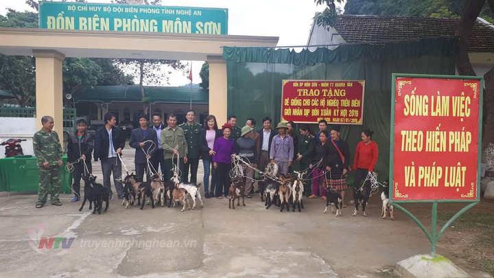 Đồn BP Môn Sơn và các nhà từ thiện trao tặng con giống cho các hộ gia đình 