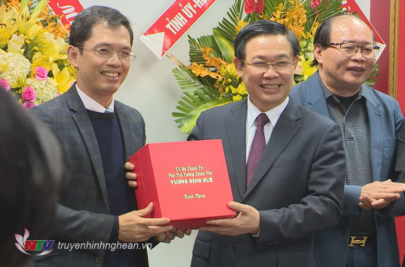 Phó Thủ tướng Vương Đình Huệ trao quà chúc mừng Cục thuế Nghệ An nhân dịp năm mới 2019.