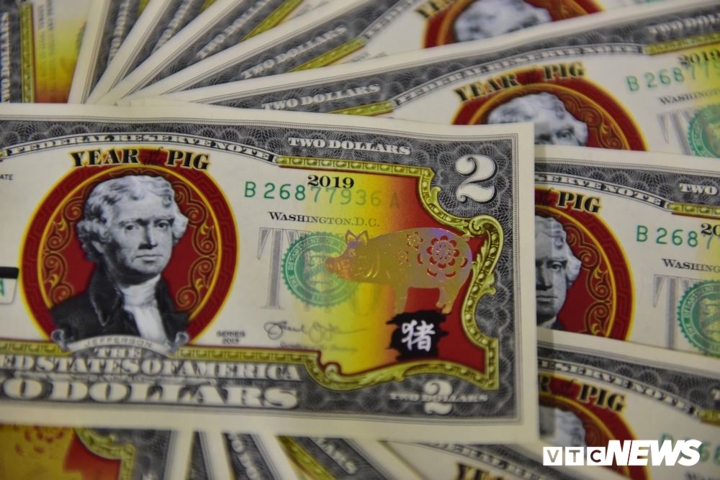 Năm nay, thị trường tiền mừng tuổi đang sốt những mặt hàng tiền giấy, xu có in hình lợn, đặc biệt là tờ 2 USD.