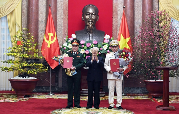 Tổng Bí thư, Chủ tịch nước Nguyễn Phú Trọng trao quyết định phong quân hàm Đại tướng và tặng hoa chúc mừng các đồng chí Tô Lâm, Lương Cường.