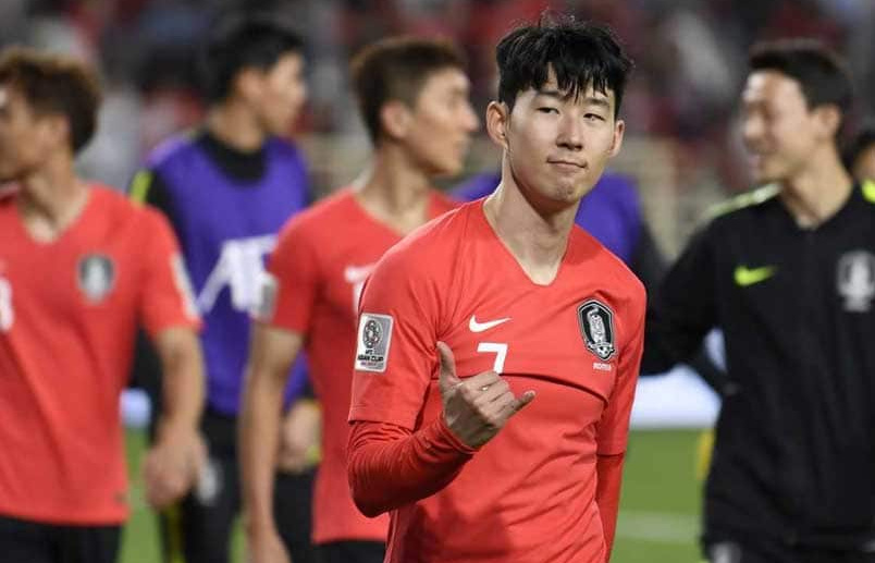 Son Heung-min (Hàn Quốc). Vừa rời Tottenham để phụng sự tuyển Hàn Quốc, Son lập tức để lại dấu ấn khi dẫn dắt đội nhà đến chiến thắng 2-0 trước Trung Quốc, qua đó chiếm ngôi đầu bảng C. Anh mang về quả phạt đền để Hwang Ui-jo mở tỷ số và kiến tạo cho Kim Min-jae ghi bàn.