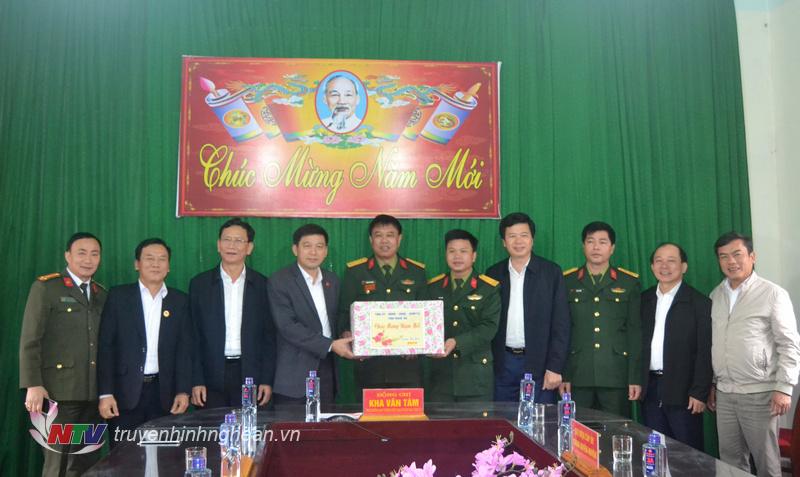 Đoàn tặng quà chúc Tết cán bộ, chiến sỹ Ban chỉ huy quân sự huyện Con Cuông.