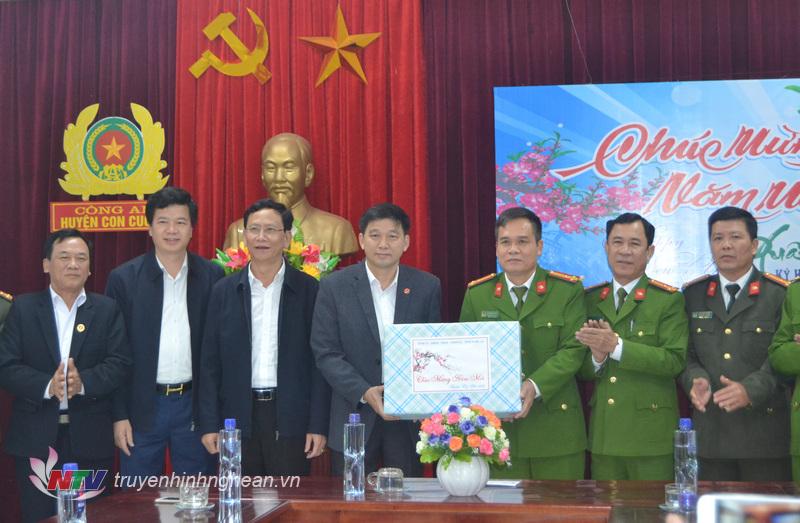Đoàn tặng quà chúc Tết cán bộ, chiến sỹ Công an huyện Con Cuông.