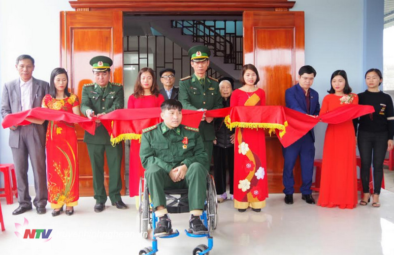 Các đại biểu cùng đại diện gia đình Đại úy Nguyễn Đình Tài cắt băng khánh thành nhà mới.