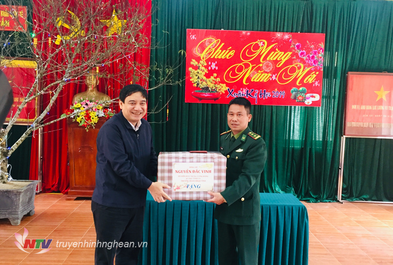 Bí thư Tỉnh ủy Nguyễn Đắc Vinh thăm, chúc tết các đơn vị quân đội, công an tại huyện Kỳ Sơn